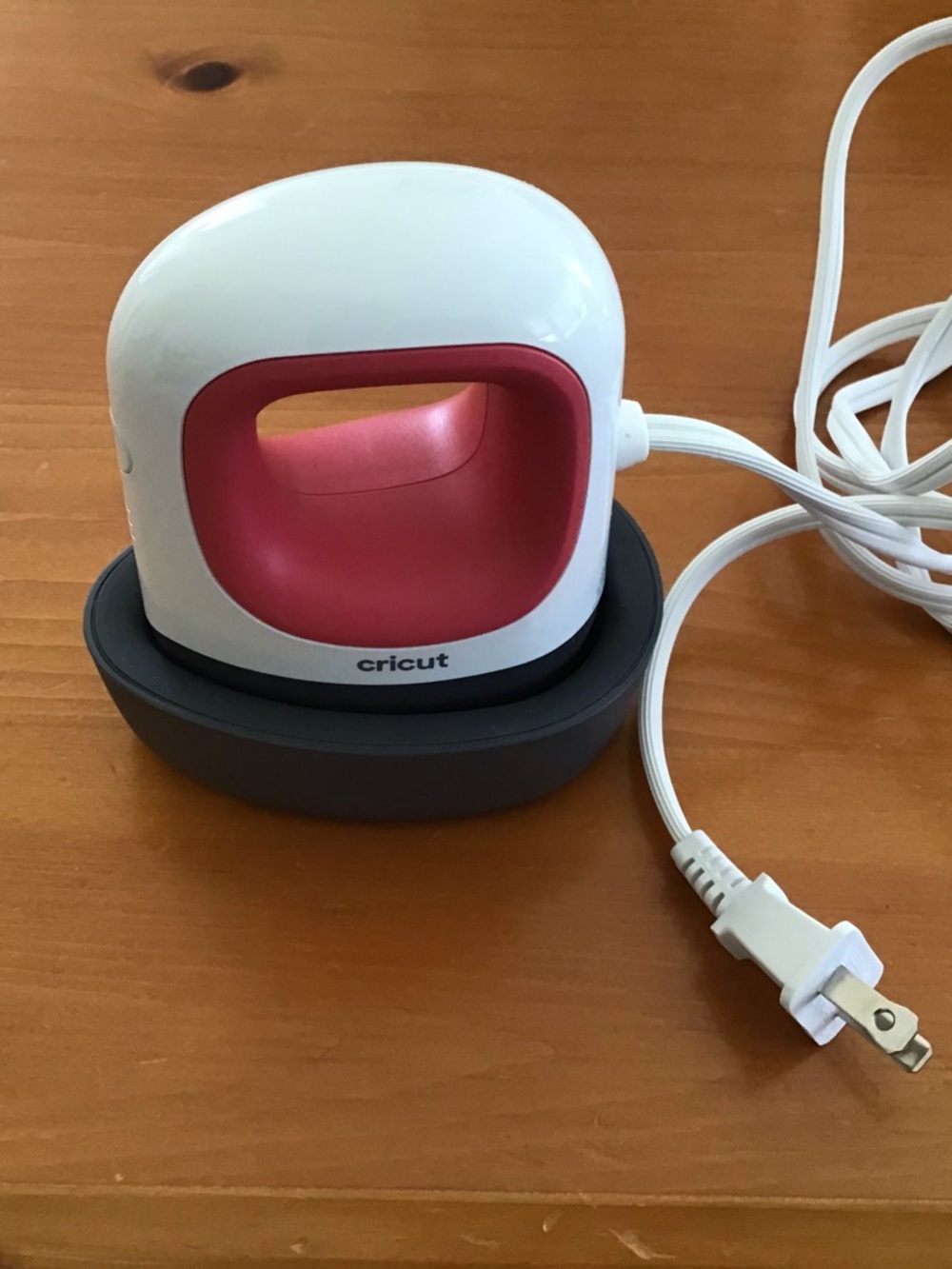 Cricut EasyPress Mini in White and Pink - Picture 5 of 8